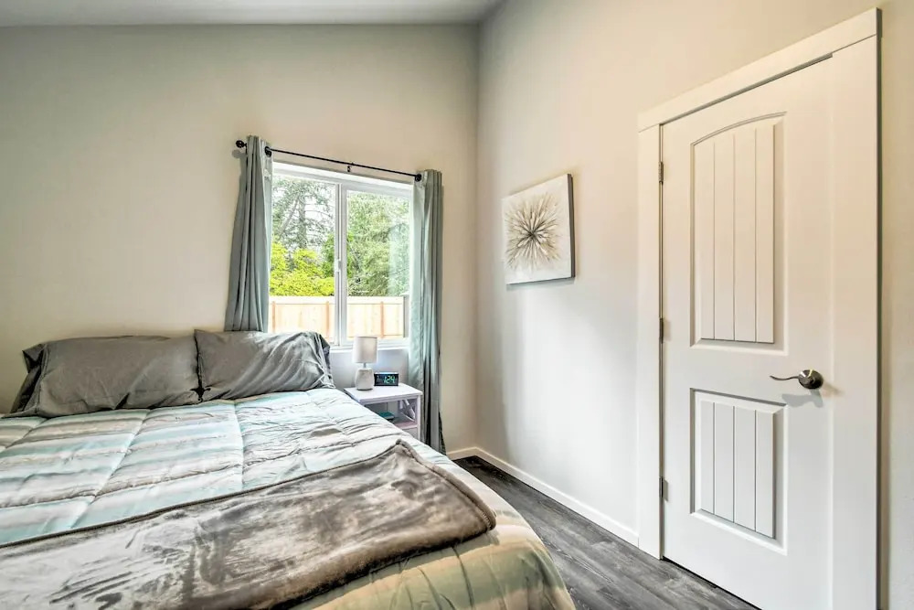 Cozy Cottage on the Coast Near Downtown Westport!