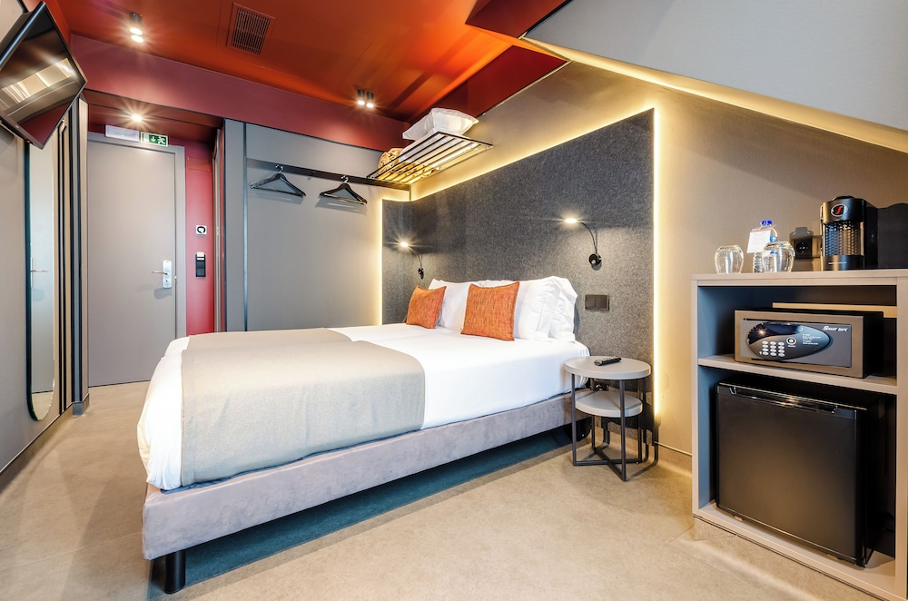 LX Arch Hotel