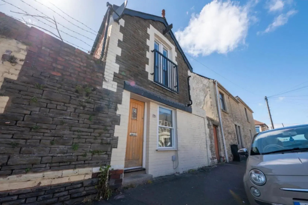 The Coach House Roath - Short Let Cardiff - DYZYN Living - Albany Road