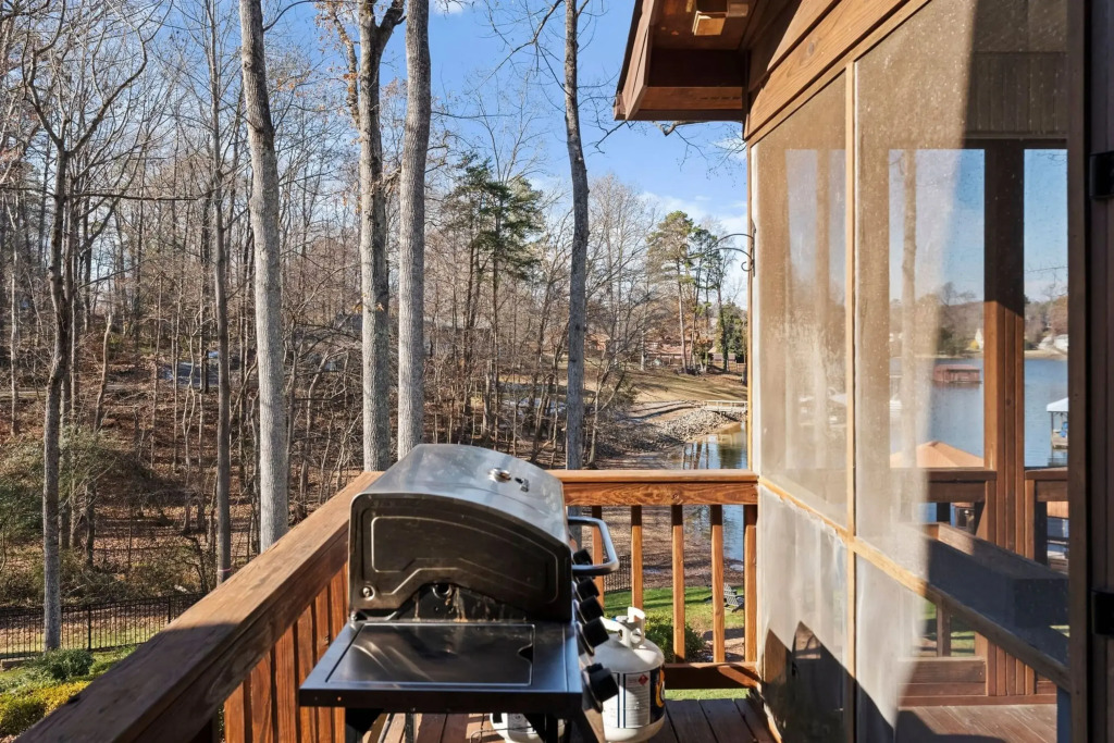 Winding Down by Avantstay Sleeps 20 + Dock, View