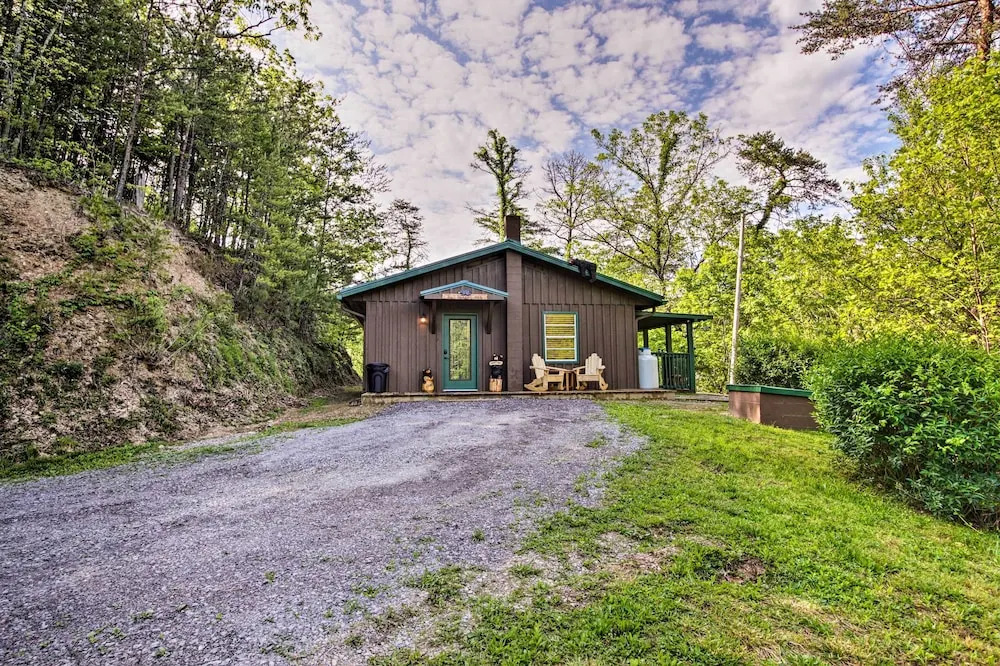 Secluded Cabin w/ Hot Tub, 3 Mi to Pigeon Forge!