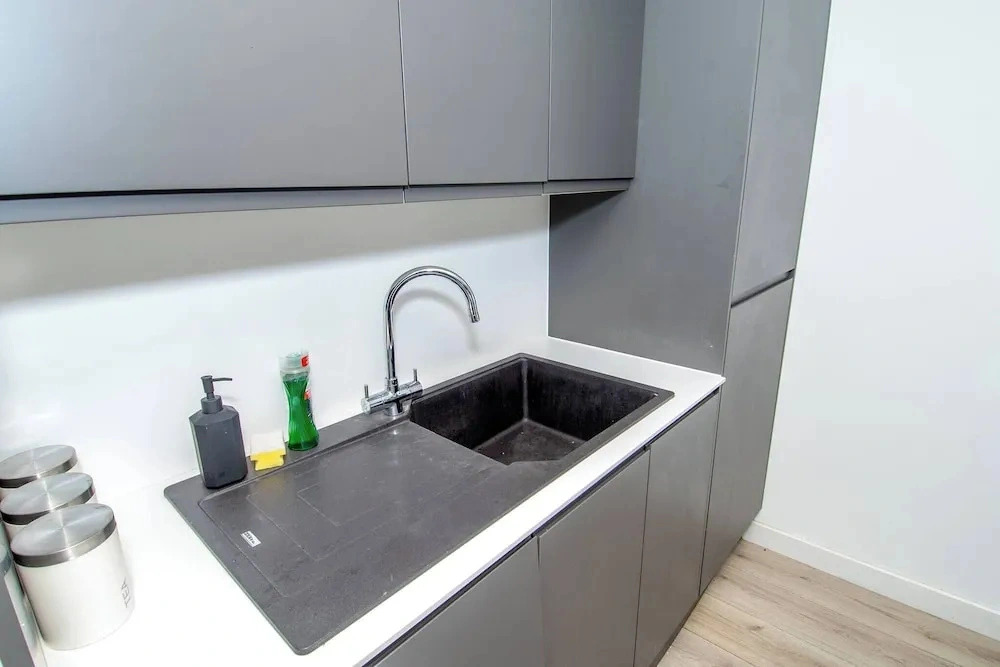 Charming 2-bedroom Apartment in Bradford With City Views