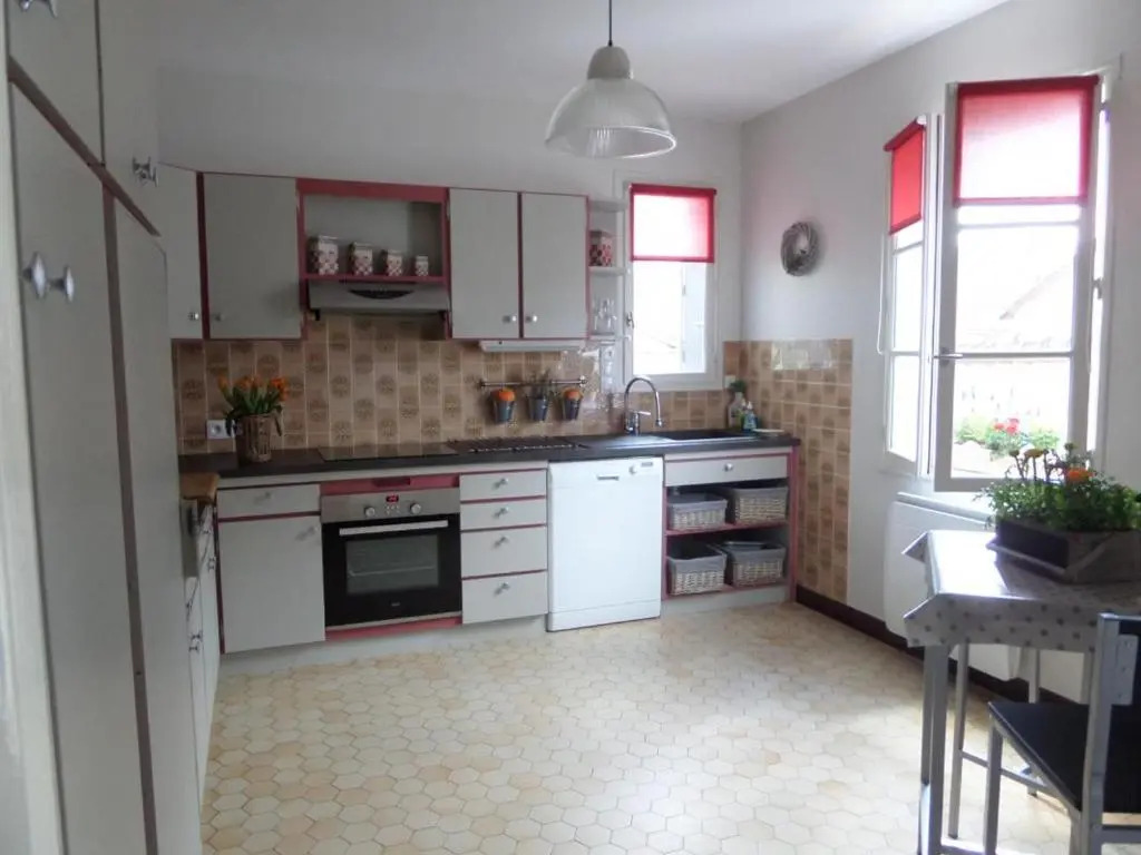 Gîte Moderne 10 Pers. en Touraine avec Jardin, WiFi, Près de la Vienne et Vignobles de Chinon - FR-1-381-395