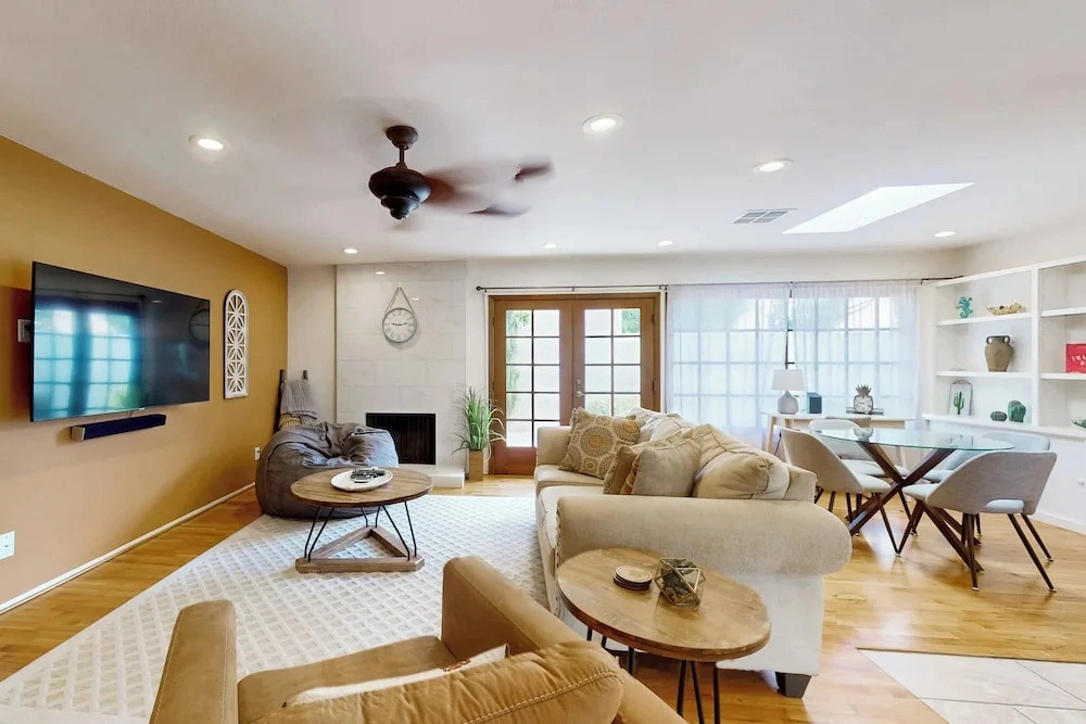 3BR House w/ Private Pool & Gas Grill