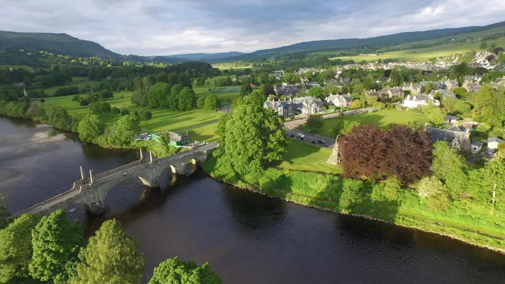 Beinn A Ghlo Luxury Glamping Pod with Hot Tub & Pet Friendly at Pitilie Pods