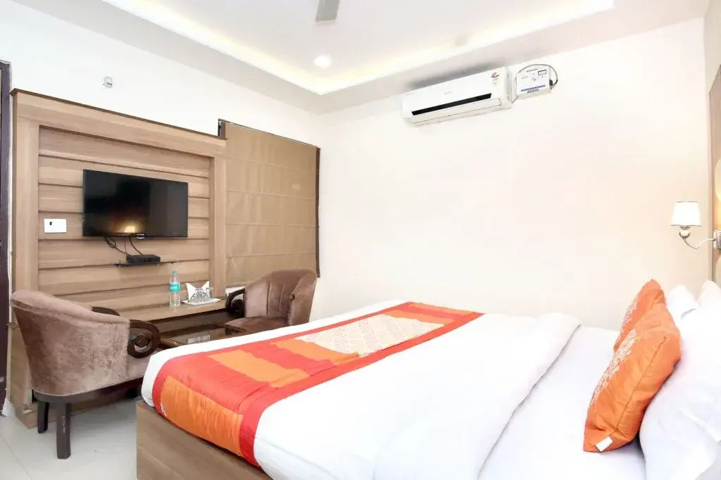 OYO 10940 Hotel Waves