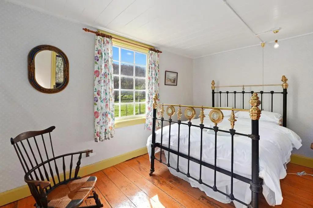 Historic Pavitt Cottage - Robinsons Bay Holiday Home