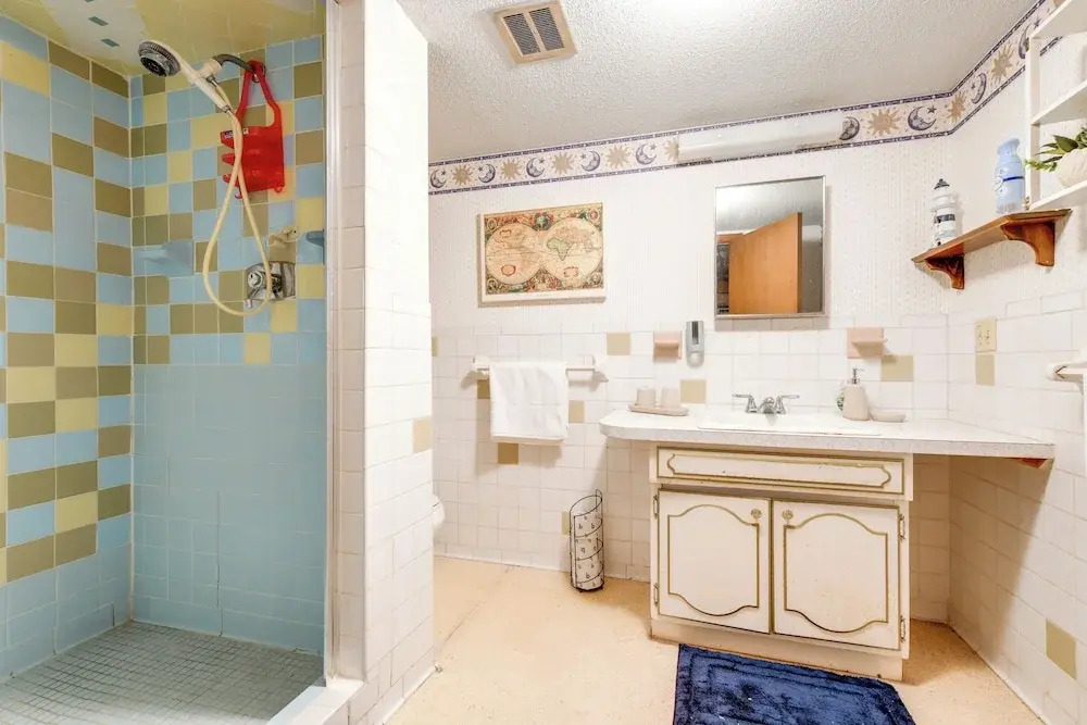 Deck & Seasonal Pool: Spacious Home Near Buffalo!