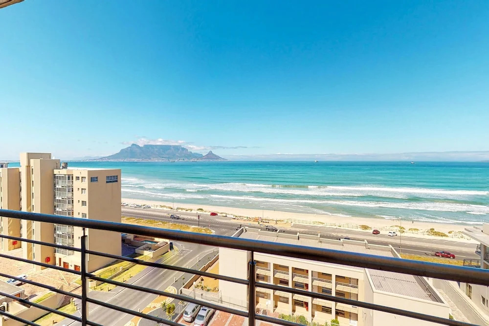 The Waves Crest Bloubergstrand