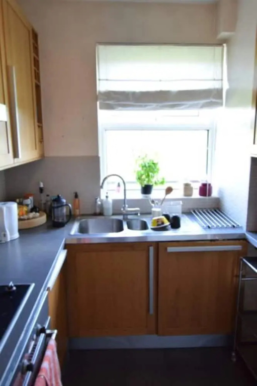 2 Bedroom Flat Near The River Thames