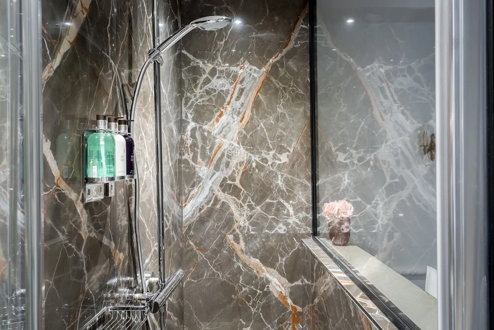 Luxury 4 Bedroom 3 Bathroom Louvre - AC