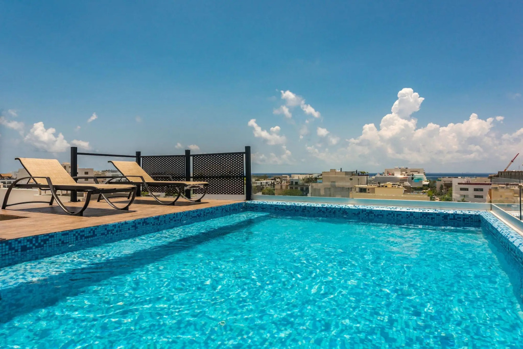 Splash Pool, Rooftop Terrace, Patio, Beach 4 Blks