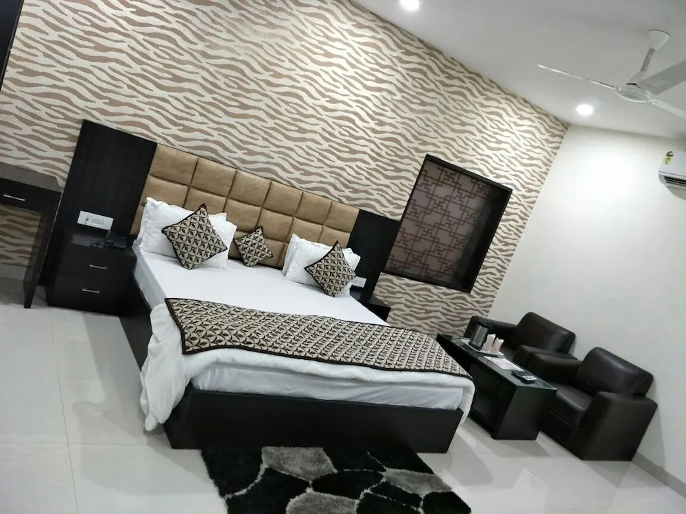 Hotel Mandakini Lush
