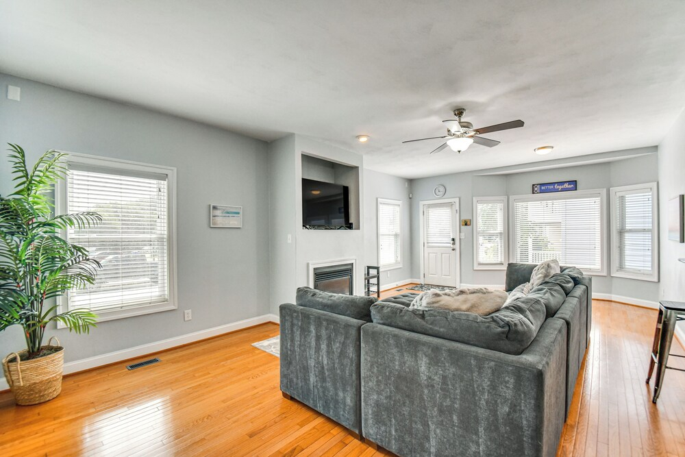 Inviting Norfolk Family Retreat: 1 Block to Beach!