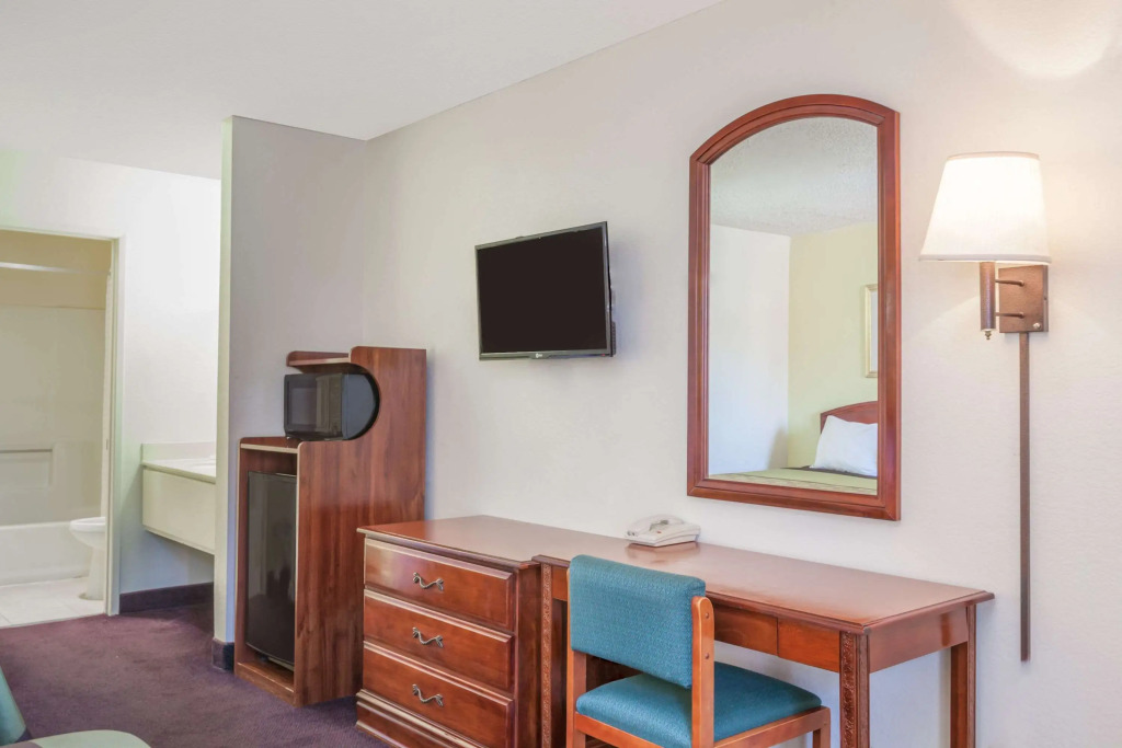 Super 8 by Wyndham Bakersfield/Central