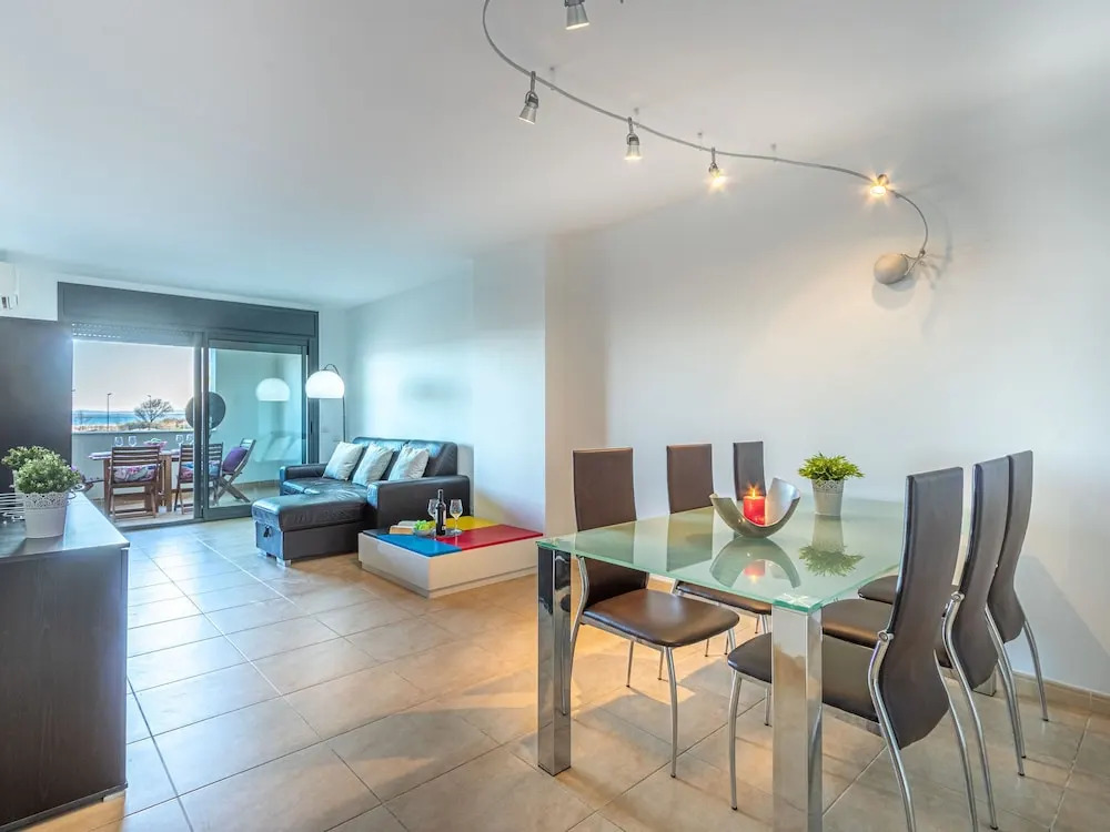 Apartment With 3 Bedrooms, sea Views and Pool