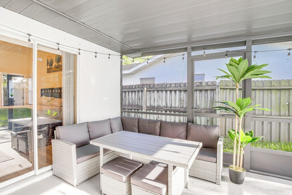Roomy Largo Home w/ Screened Patio & Private Pool!