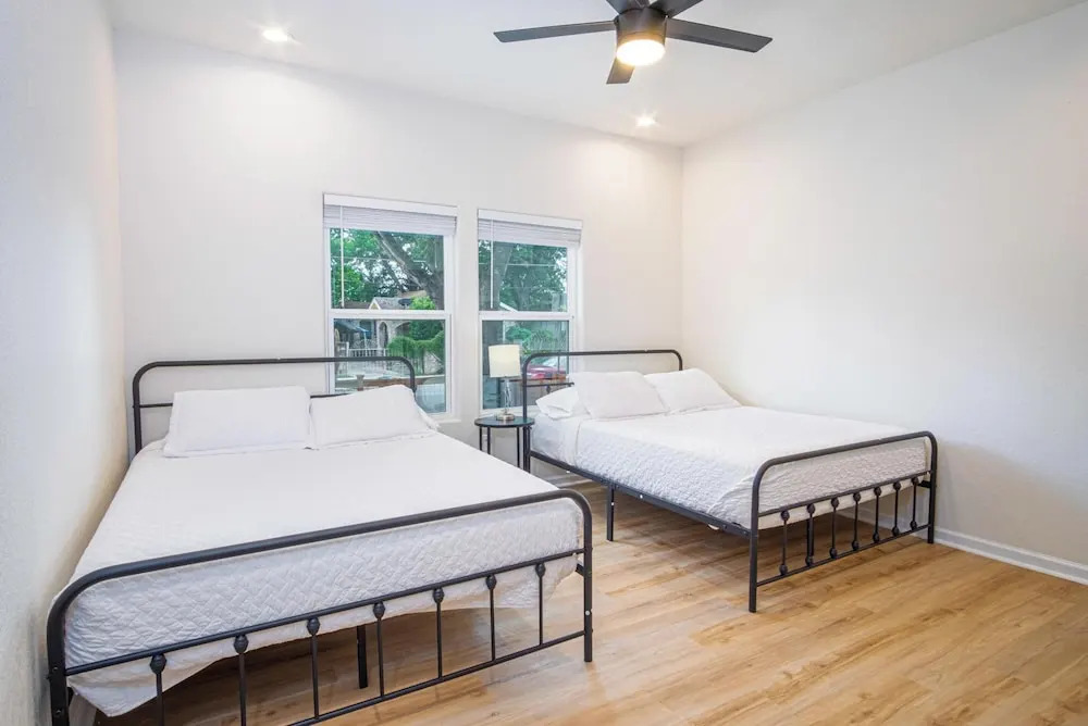 Stunning Elegance 4br/2.5 BA Near Vibrant Downtown