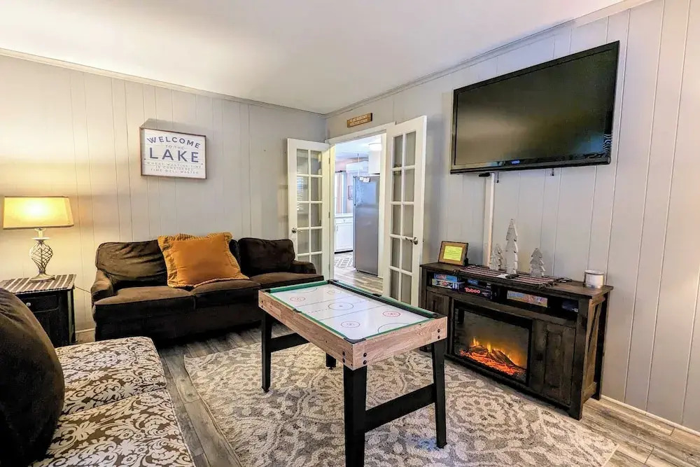 Harmony Cottage by Avantstay Lake Access, Hot Tub, Fire Pit, & Game Room