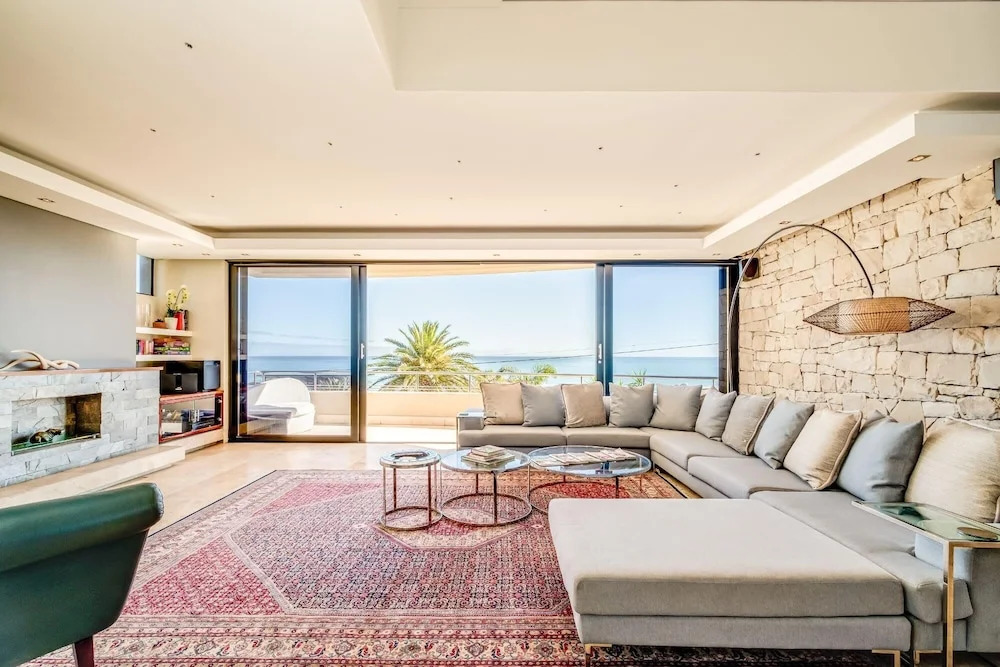 Multi-level Family Villa w Private Pool Views Lions Crest