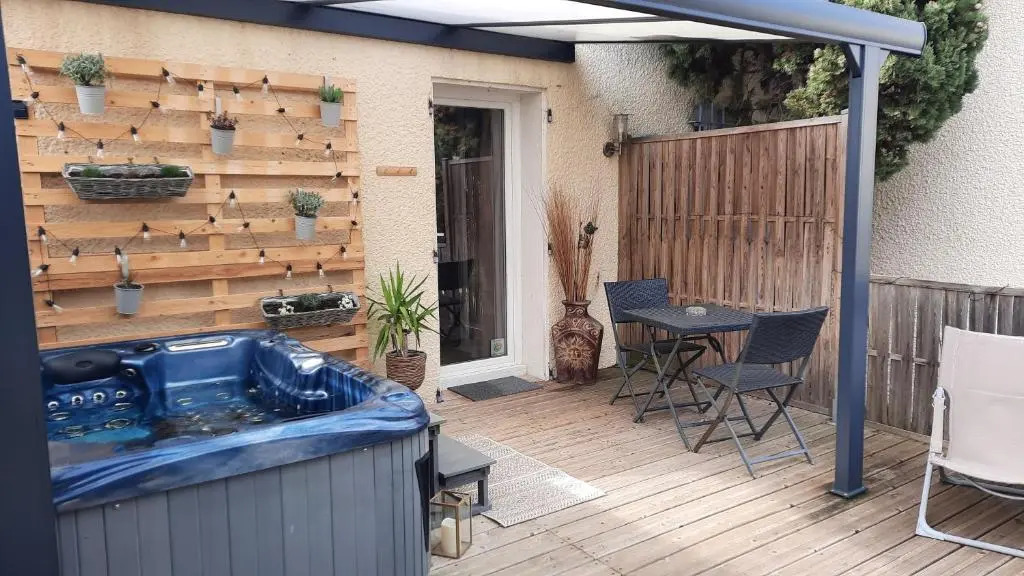 15min de la Cité de Carcassonne dans petit village, chambre au calme, petit-déjeuner et jacuzzi en supplément