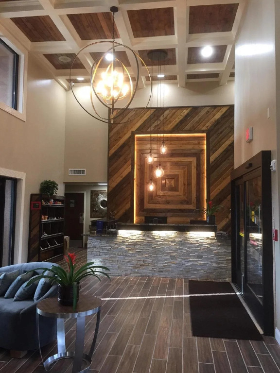 Aiden by Best Western Warm Springs Hotel and Event Center