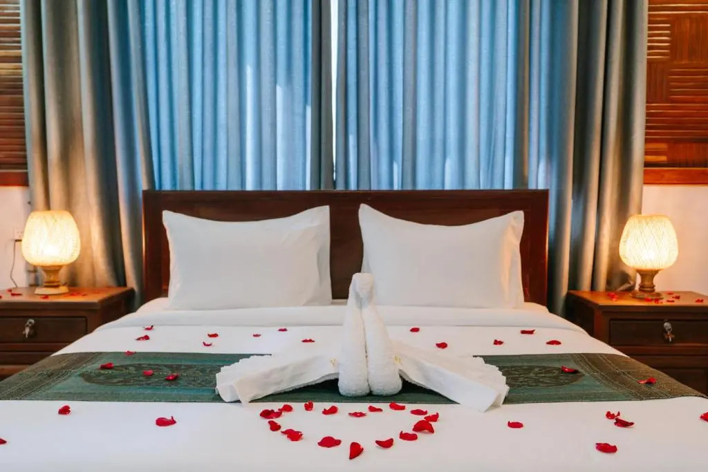 V CROWN HOTEL