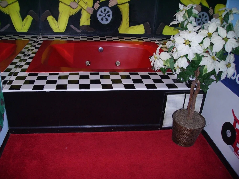 Red Carpet Inn & FantaSuite Hotel