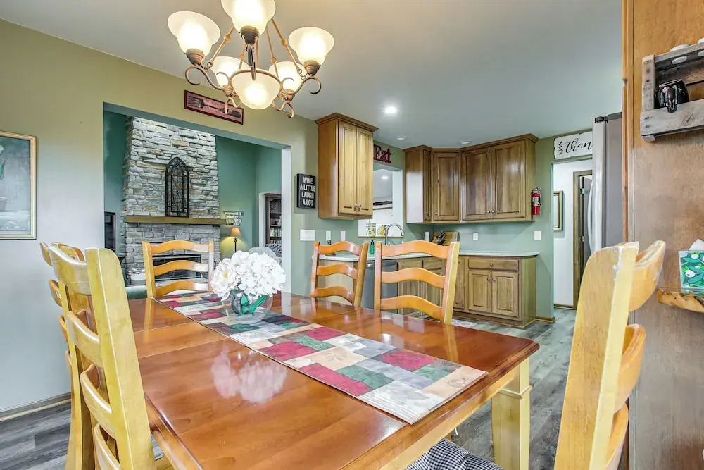 Door County Townhome: Pool Access, 1 Mi to Beach!