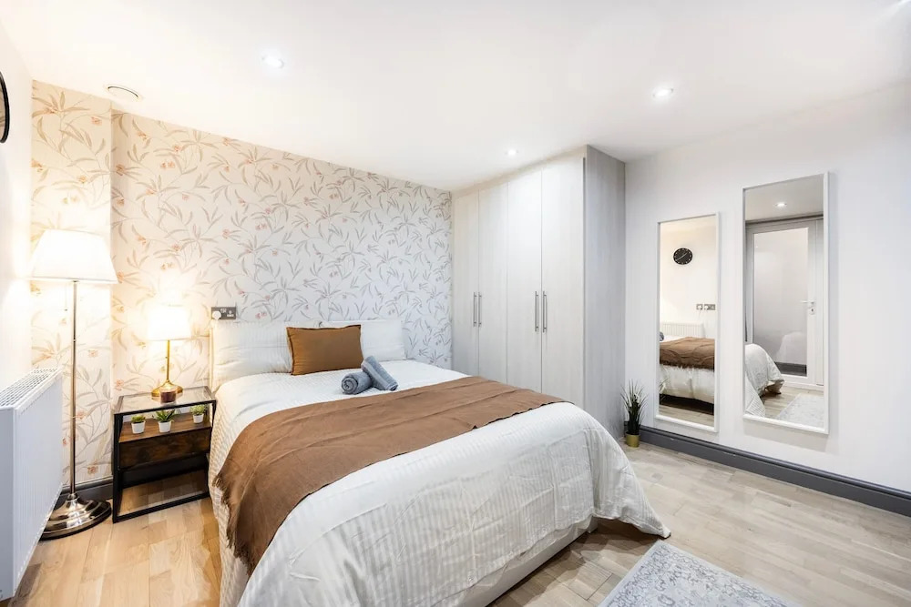 3 Bedroom Apartment by River Thames