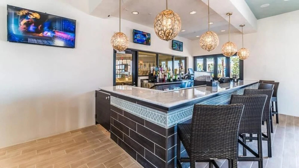 Windsor At Westside Luxury Pool 5 Bedroom Home by Redawning