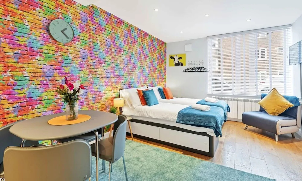 Rainbow Studio - Spacious City Centre - Close to sea - Sleeps 1 to 3 Guests