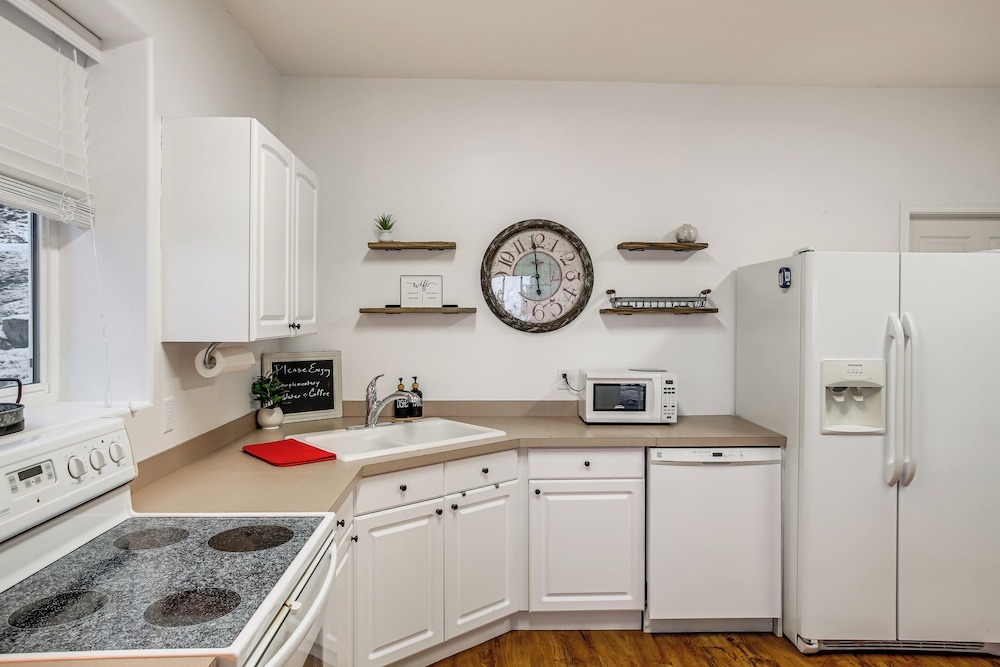 2 Mi to Lake Coeur Dalene! Serene Retreat, Patio