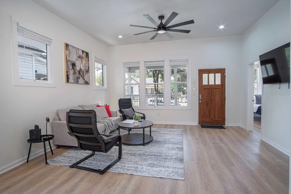 3BR 3BA Urban Escape Just Minutes From Downtown