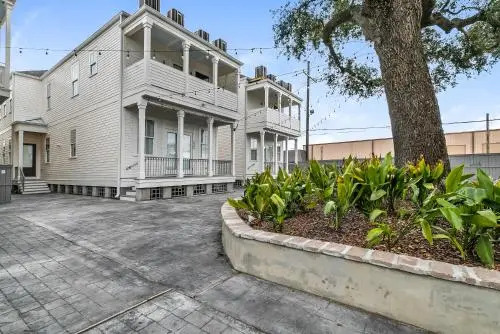 Charming 2BR on Carondelet by Hosteeva