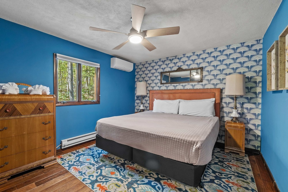 Poconos Speakeasy Hot Tub Dog-friendly Near Ski