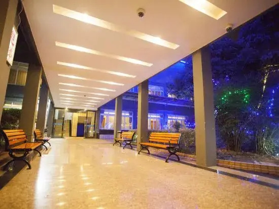 Qingzhu·Huating Premium Hotel (Shanghai Hangtou Hunan Highway Store)