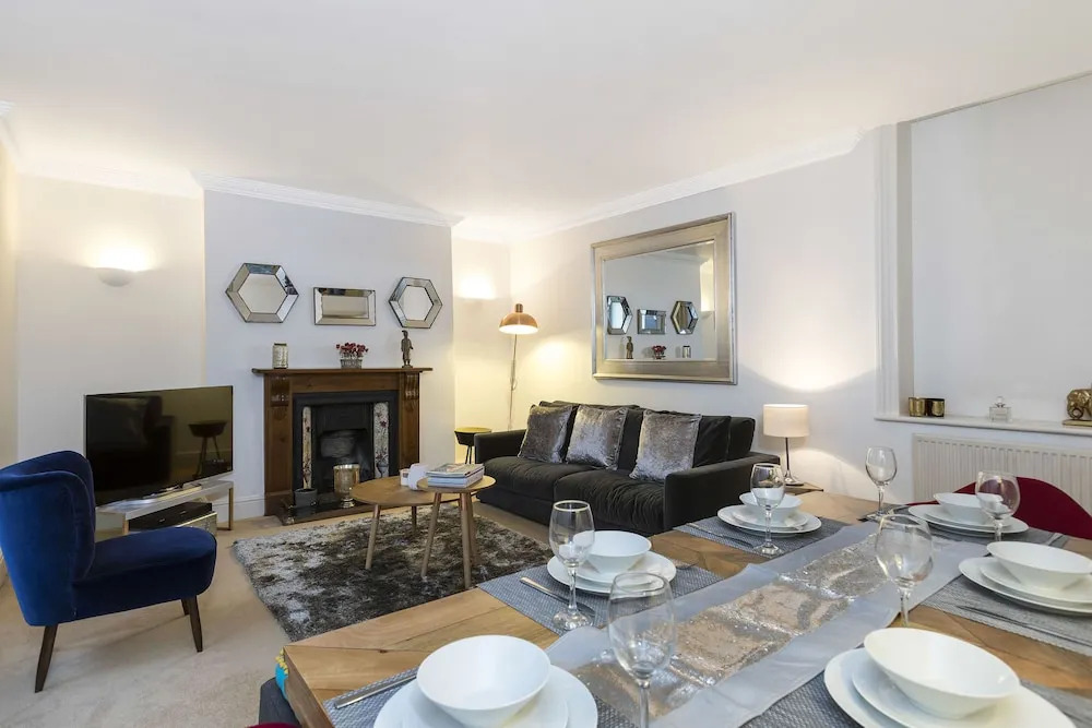 Club Living - Baker Street Apartments