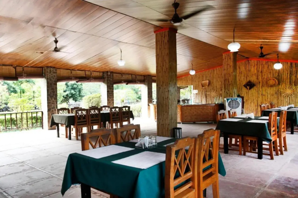 Rhea Safari Lodge