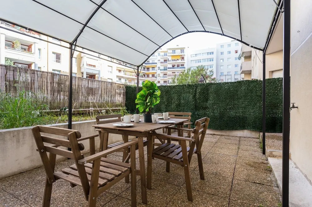 The Sunny Patio 1-BR -Terrace Beach