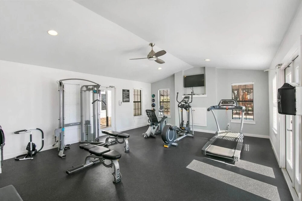 Roomy Sola 1BR King Suite Close to DT w Pool