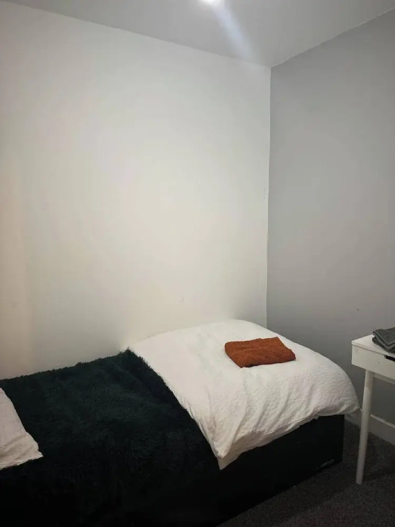 Stylish Central Home Sleeps 5 Free Parking & Patio