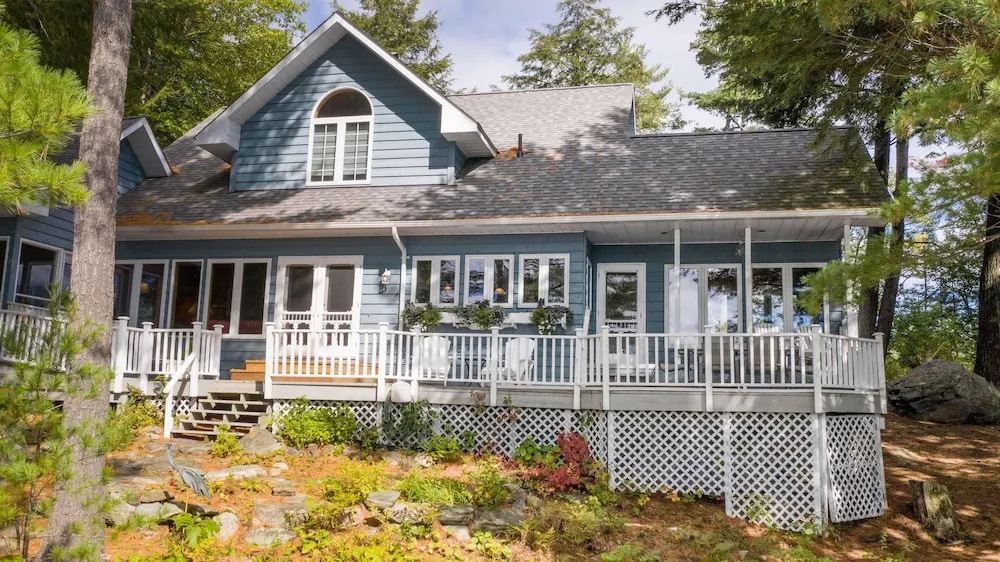 Wildflower Cottage A Fantastic boat access family cottage with a spectacular 500' of waterfront!