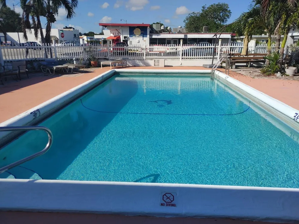 Hollywood Gardens Inn & Suites
