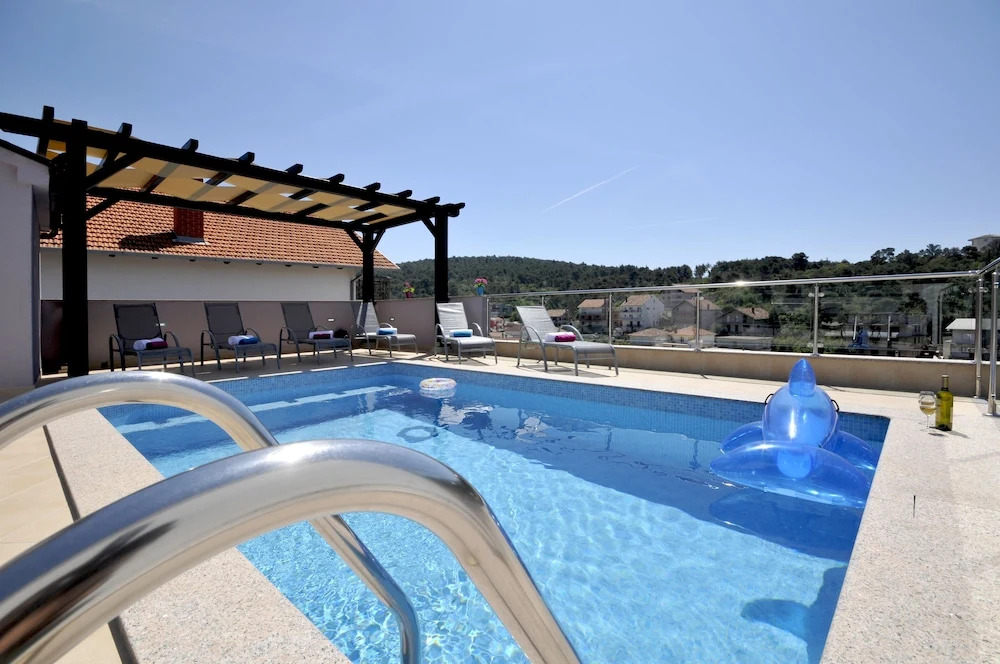 Luxury villa Rooftop pool Avbl in season