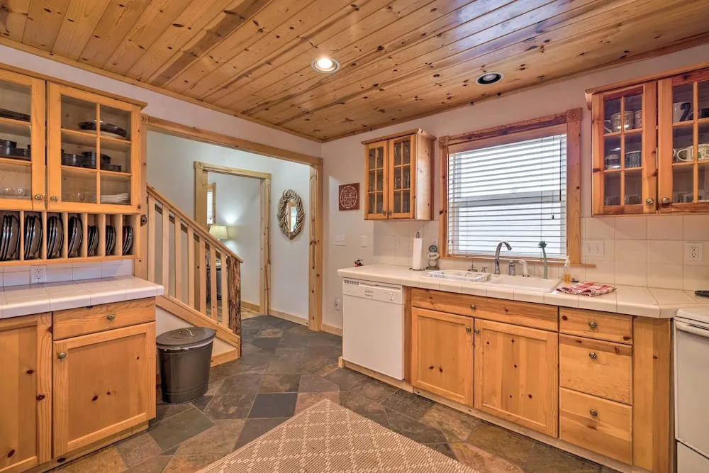 Rockaway Beach Hideaway w/ Hot Tub & Fireplace!