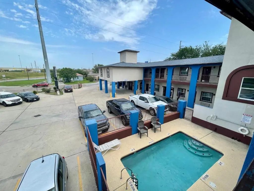 Airport Inn And Suites