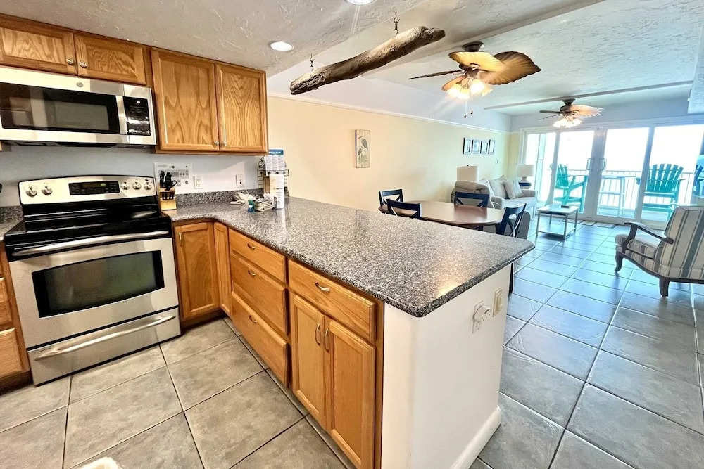 Castaways 9c 2 Bedroom Condo by RedAwning