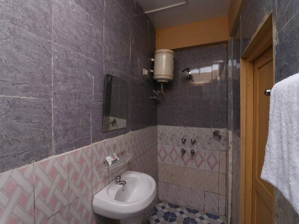Oyo 29715 Stone Cafe & Rooms