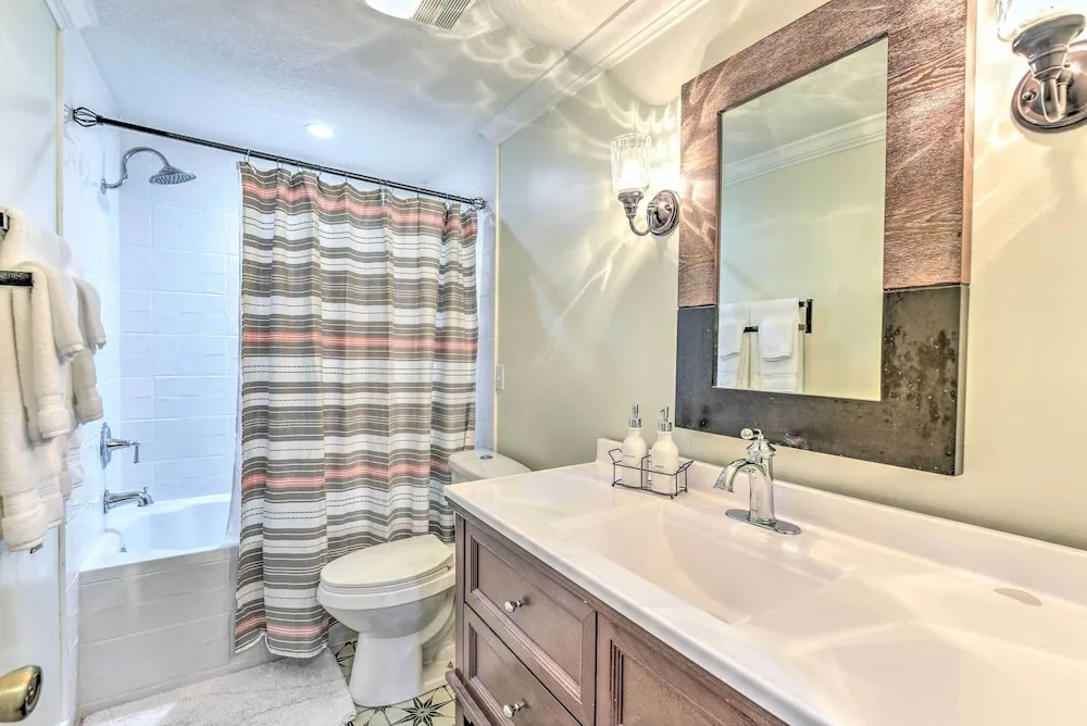16 Mi to Disney: Cottage w/ Deck in Winter Garden